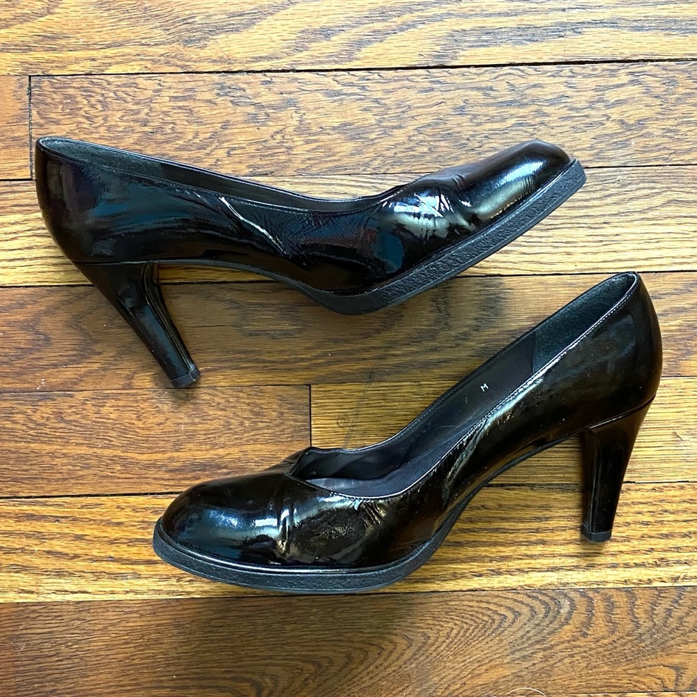 Stuart Weitzman dark brown patent leather round toe pumps size 9